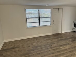 3507 Broadway, Unit 202 in West Palm Beach, FL - Foto de edificio - Building Photo