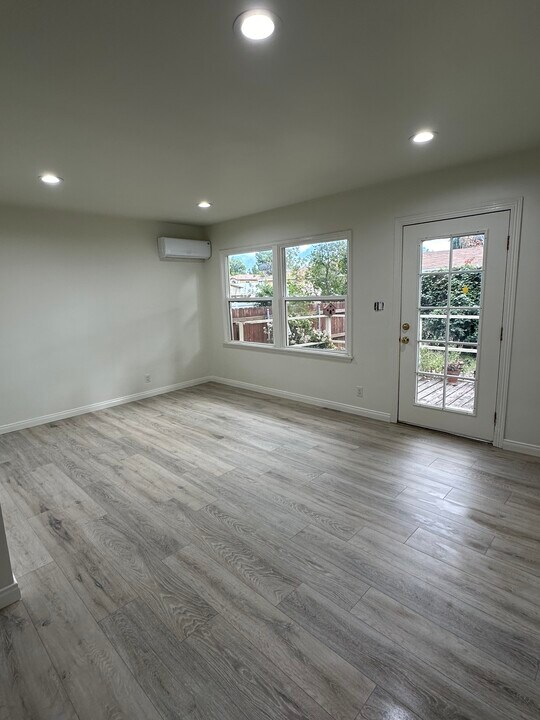 6634 Gaviota Ave, Unit Large Unit in Van Nuys, CA - Building Photo