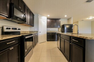 844 Chatham Walk Dr in Ruskin, FL - Foto de edificio - Building Photo