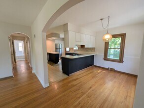 8638 Henrietta Ave in Brentwood, MO - Foto de edificio - Building Photo