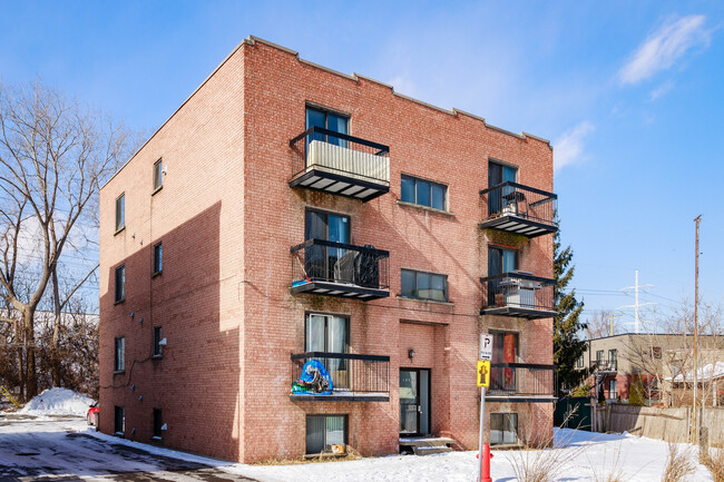 1097 Du Canadien-Pacifique St in Montréal, QC - Building Photo - Primary Photo