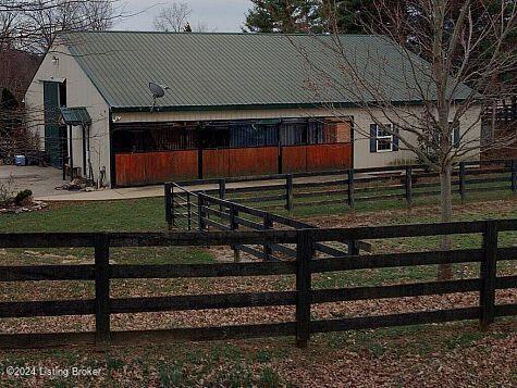 17570 Aiken Rd in Louisville, KY - Foto de edificio