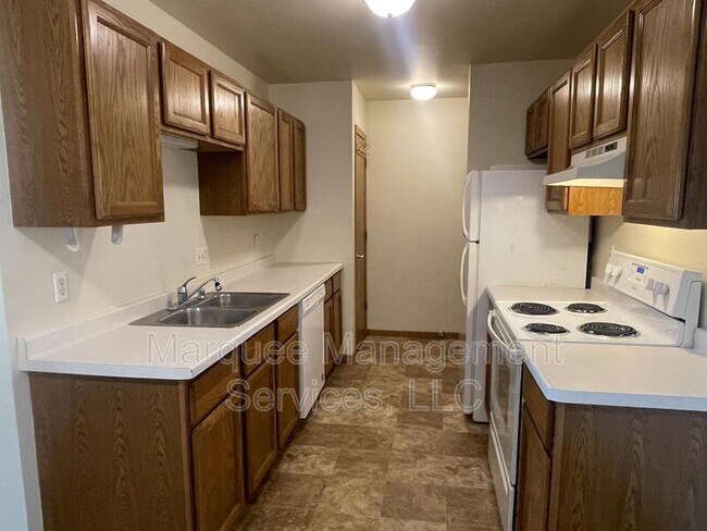 213 Chateau Dr in Cottage Grove, WI - Building Photo - Building Photo