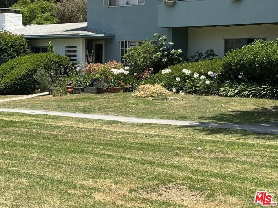 5183 Village Green in Los Angeles, CA - Building Photo