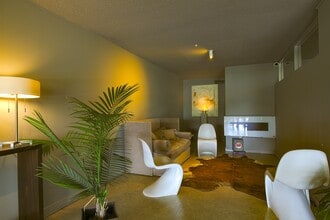 3080 Walnut Grove Rd, Unit Commodore Unit 305 in Memphis, TN - Foto de edificio - Building Photo