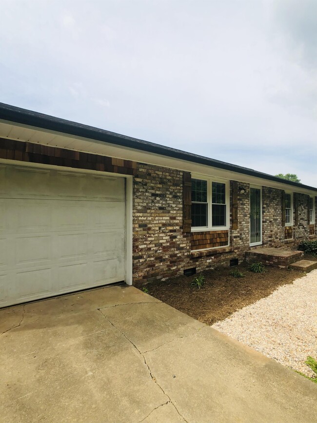 871 Windy Ridge Rd in North Wilkesboro, NC - Building Photo - Building Photo