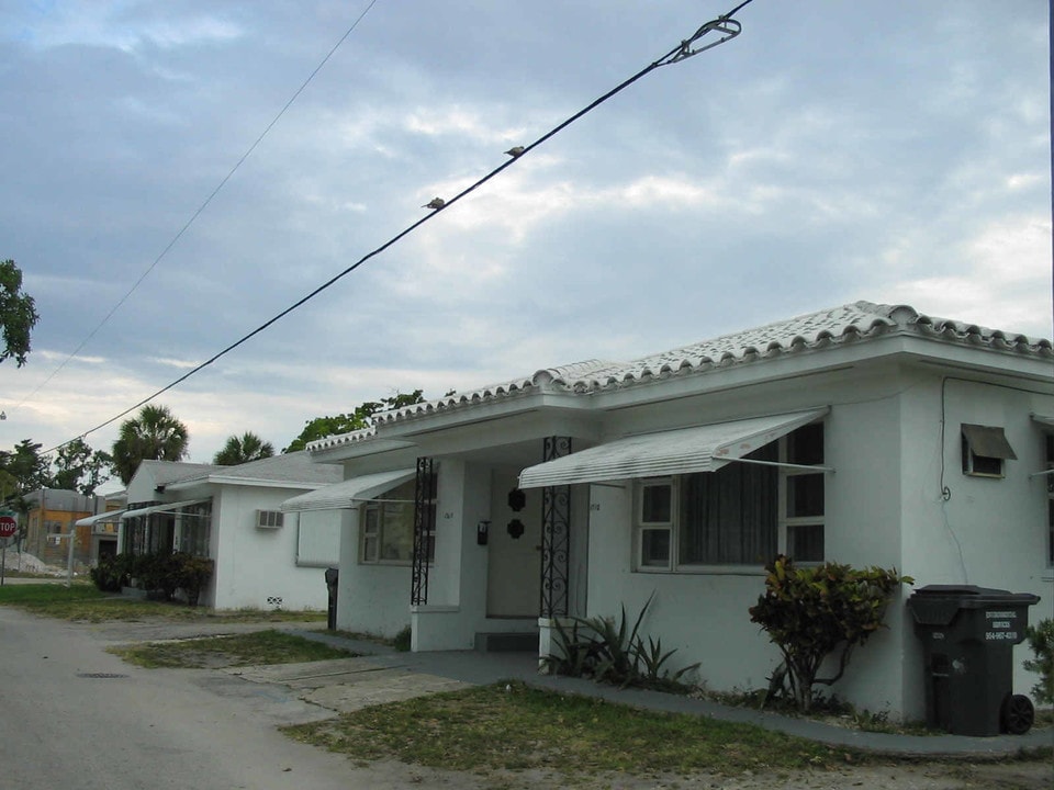 1708 Hayes St in Hollywood, FL - Building Photo