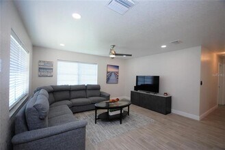 6515 La Mesa Cir in Tampa, FL - Building Photo - Building Photo