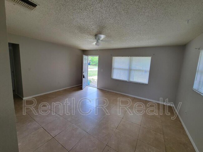 1042 Oak St in Dunedin, FL - Building Photo - Building Photo