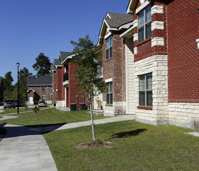 Suma Lake Apartments & Townhomes in Livingston, LA - Building Photo - Building Photo