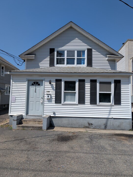 136 Duffy Ave in Hicksville, NY - Foto de edificio