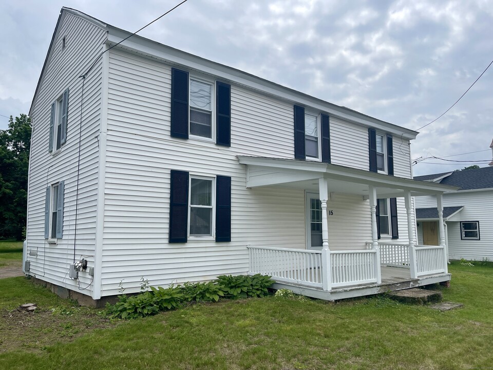 15 School St in Somers, CT - Building Photo