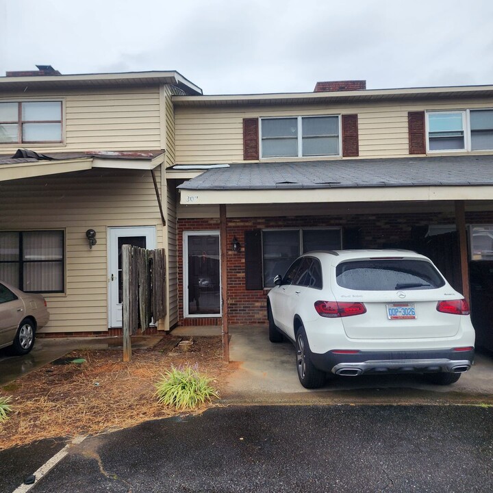 307 Timberline Dr SE in Winston-Salem, NC - Building Photo