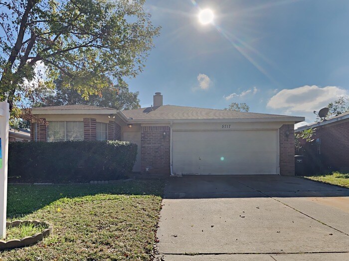 5717 Heatherglen Terrace in Fort Worth, TX - Foto de edificio