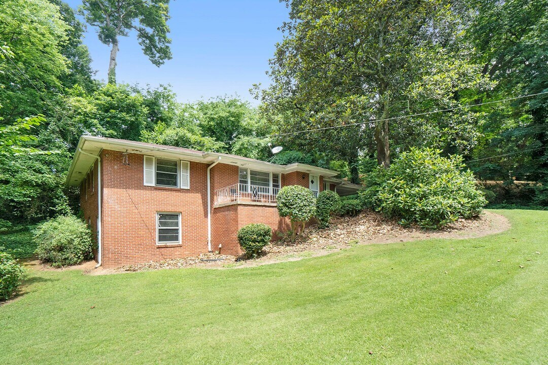 702 Luckie Ln NE in Atlanta, GA - Building Photo