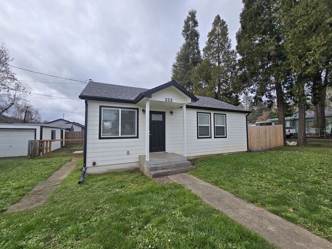 323 Branton St in Sutherlin, OR - Building Photo - Building Photo