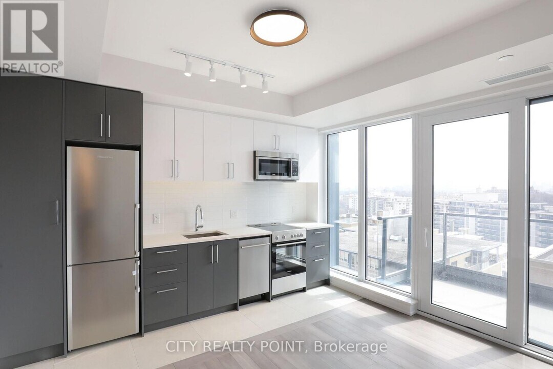 2525-2525 Bathurst St in Toronto, ON - Building Photo