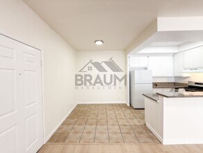 11459 Collins St in Los Angeles, CA - Foto de edificio - Building Photo