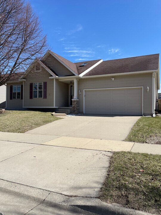 921 Tony Dr in Madison, WI - Building Photo
