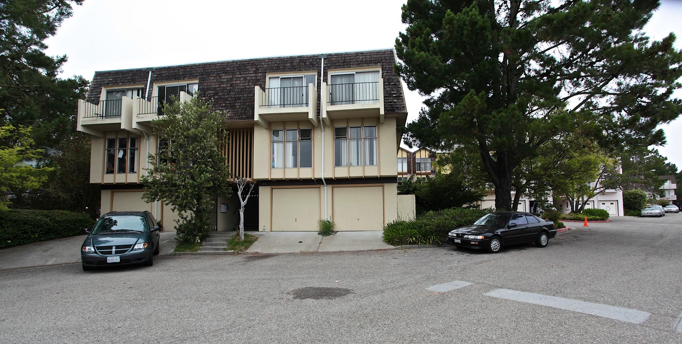 100 Oxford Ln in San Bruno, CA - Foto de edificio