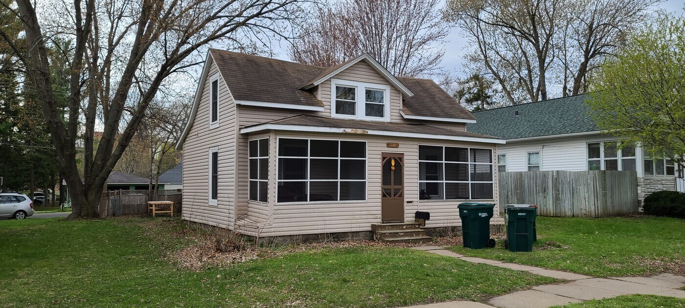 528 E Walnut St in River Falls, WI - Building Photo