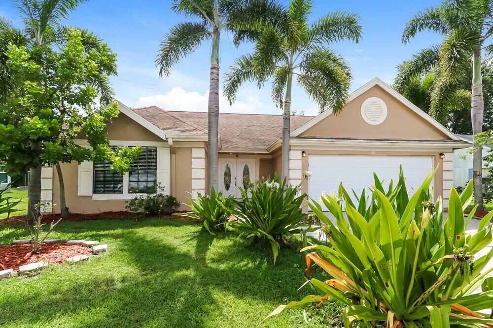 108 Sherwood Dr in Royal Palm Beach, FL - Building Photo