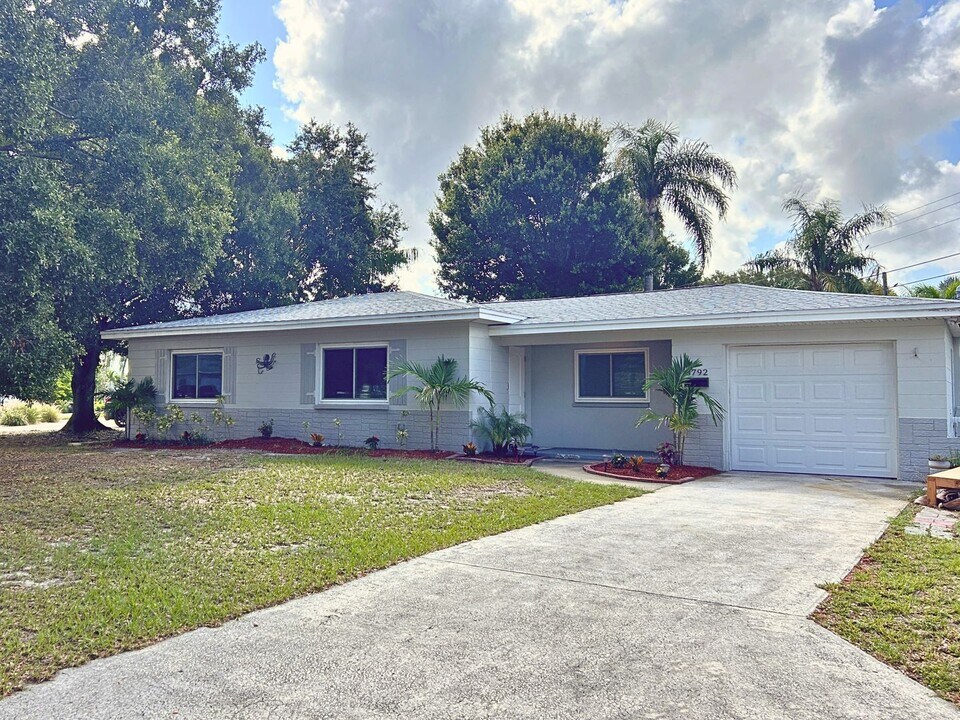 3792 26th Ave N in St. Petersburg, FL - Building Photo