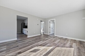 7653 Roberts Rd-Unit -1 in Bridgeview, IL - Foto de edificio - Building Photo