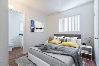 Mesa Village in San Diego, CA - Foto de edificio - Building Photo