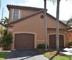 1402 Veracruz Ln in Weston, FL - Building Photo