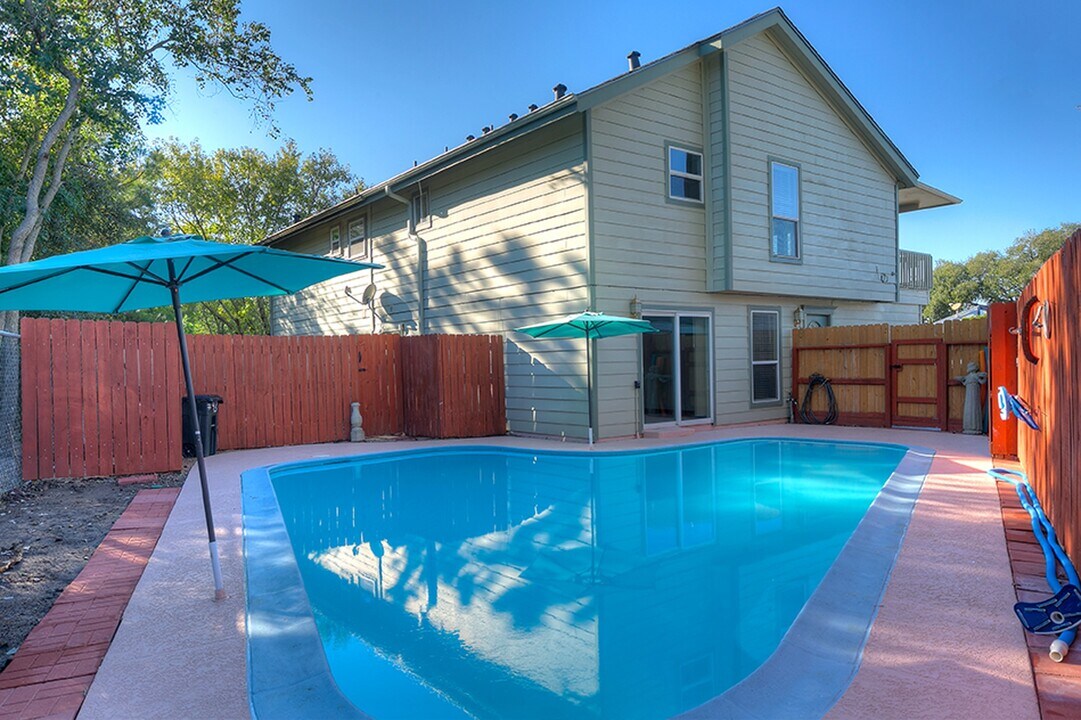 93 Lakeview Village in Montgomery, TX - Building Photo