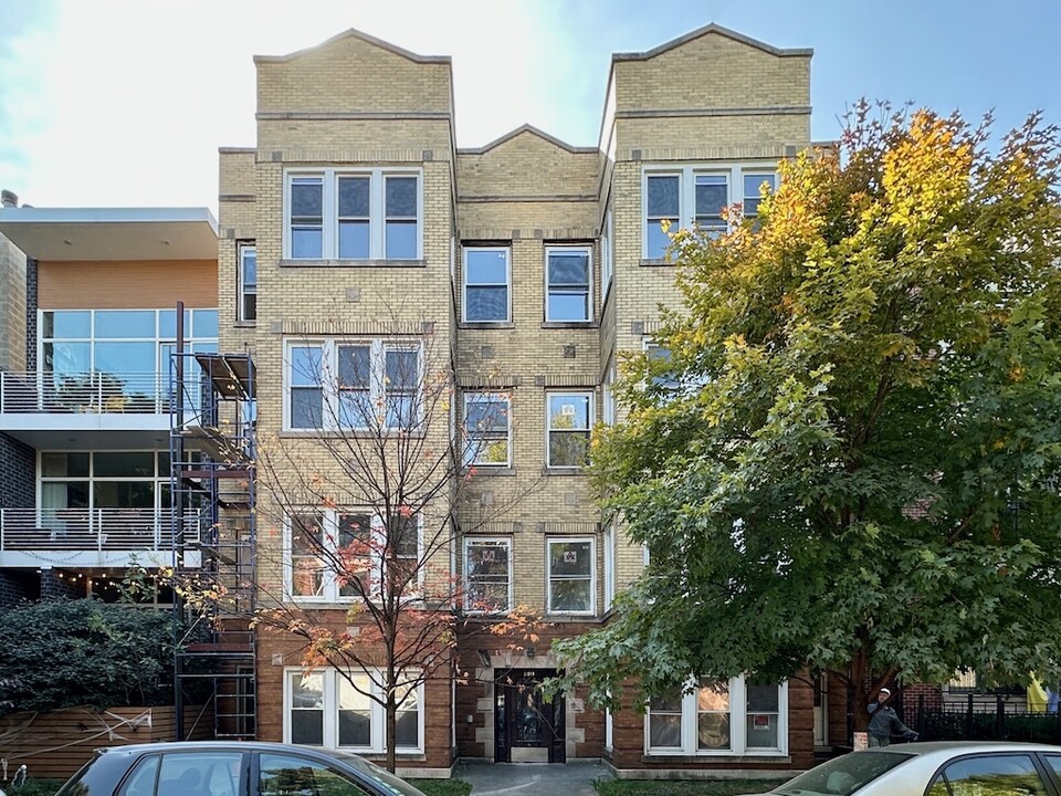 2439 W Walton St in Chicago, IL - Building Photo