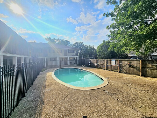 Camelot Apartments in Baton Rouge, LA - Building Photo - Building Photo