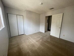 426 E Avenue Q7, Unit 4 in Palmdale, CA - Building Photo - Building Photo