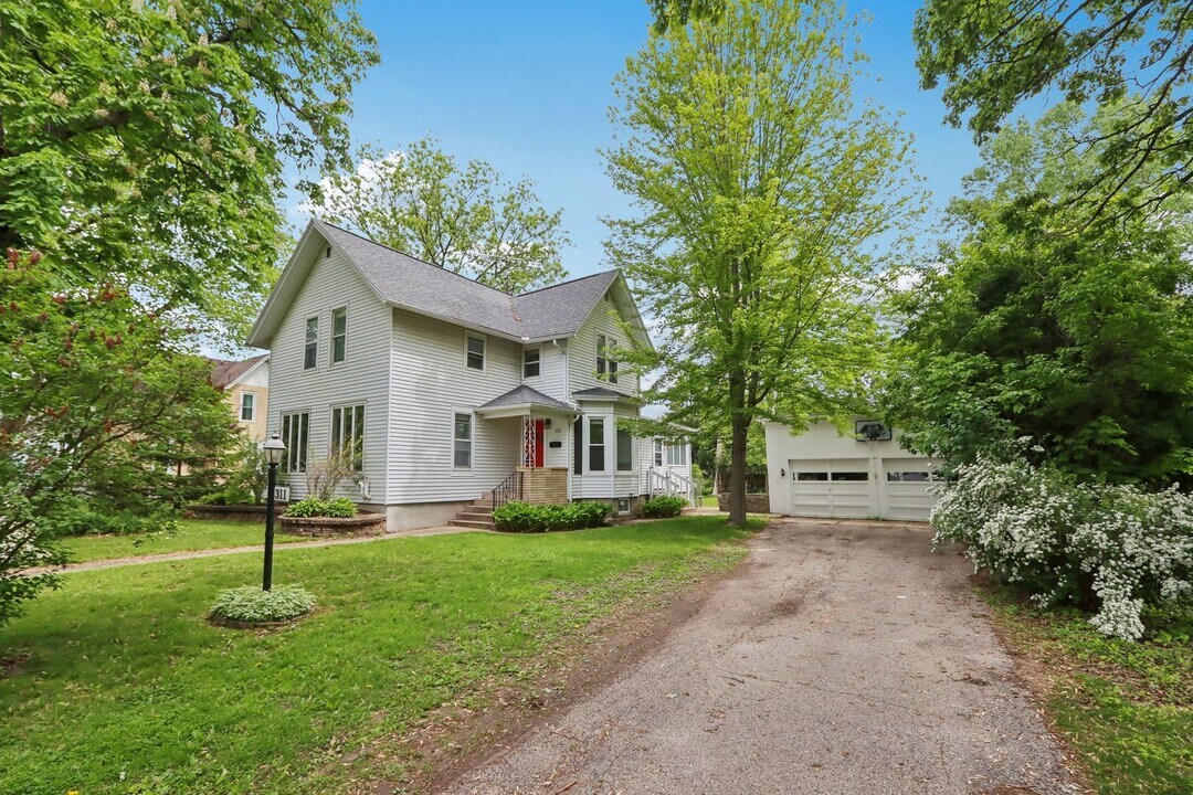 311 Fargo St in Lake Mills, WI - Building Photo