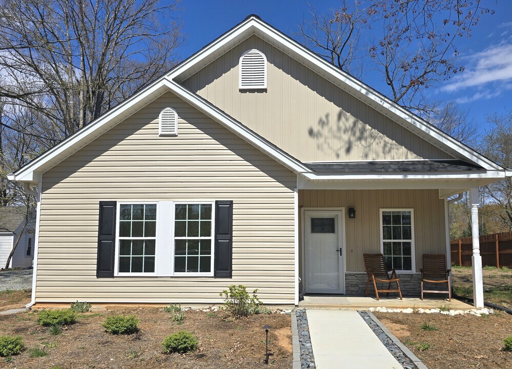 2421 Atwood Rd in Winston-Salem, NC - Building Photo