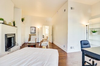 409 Constitution Ave NE in Washington, DC - Foto de edificio - Building Photo