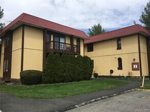 2 Granada Crescent in White Plains, NY - Building Photo - Building Photo