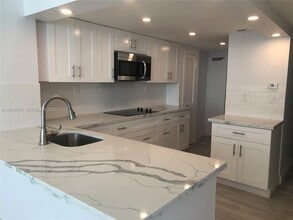 905 Brickell Bay Dr in Miami, FL - Building Photo - Building Photo