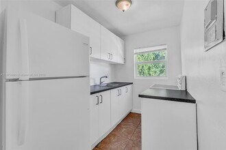 1245 NW 60th St, Unit 4 in Miami, FL - Building Photo - Building Photo