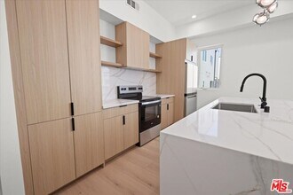 5214 Satsuma Ave in Los Angeles, CA - Building Photo - Building Photo