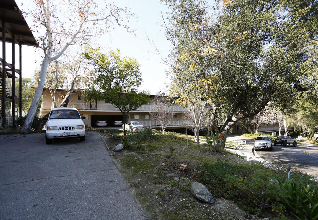 2076 Valderas Dr in Glendale, CA - Foto de edificio