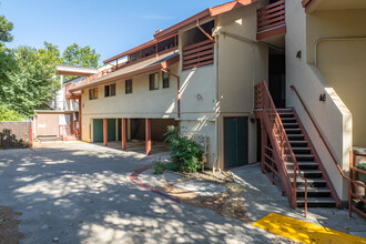 207 3rd St in Davis, CA - Foto de edificio - Building Photo