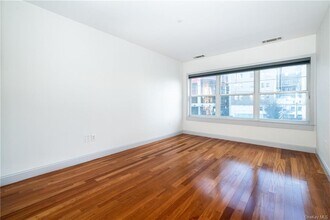 543 Main St, Unit 208 in New Rochelle, NY - Building Photo - Building Photo