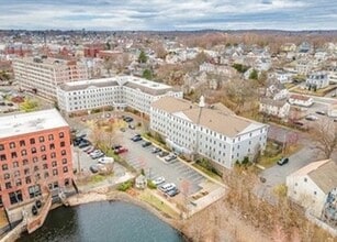 10 Crowninshield St, Unit 104 in Peabody, MA - Foto de edificio - Building Photo