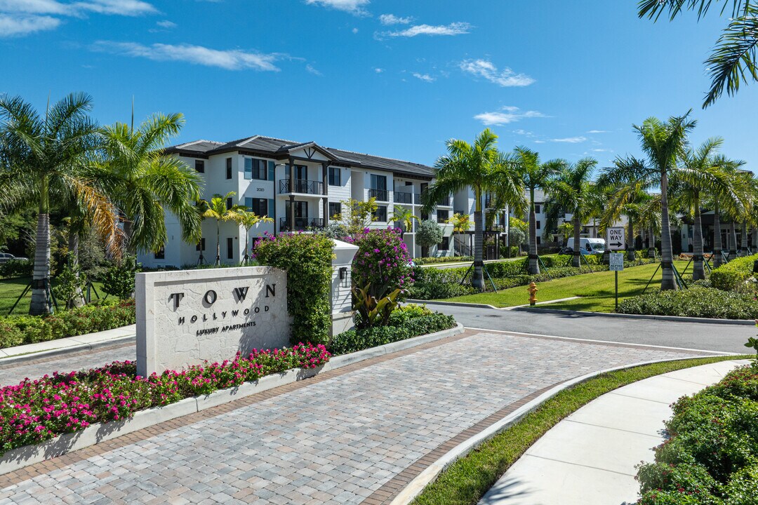 Town Hollywood in Hollywood, FL - Foto de edificio