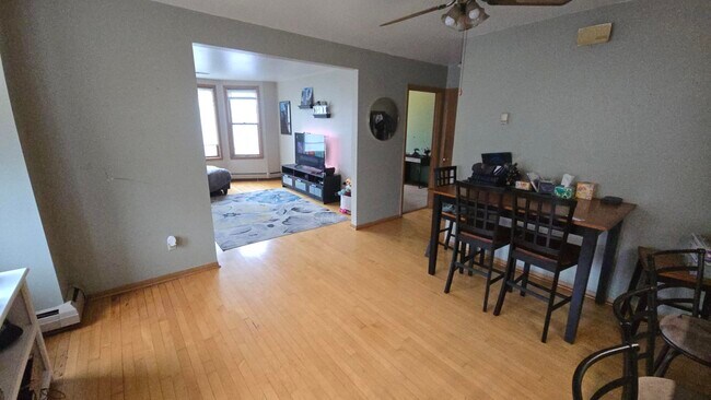 1748 N 54th St, Unit 1748 upper in Milwaukee, WI - Foto de edificio - Building Photo