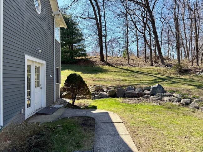 25 Valley Rd in Thornwood, NY - Foto de edificio - Building Photo