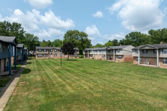 Four Seasons Apartments and Townhomes in Austintown, OH - Foto de edificio - Building Photo