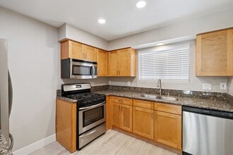 16 W Alamar St in Thousand Oaks, CA - Building Photo - Building Photo